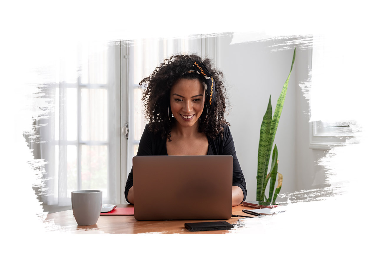 Photo d'une femme qui optimise sont espace de travail