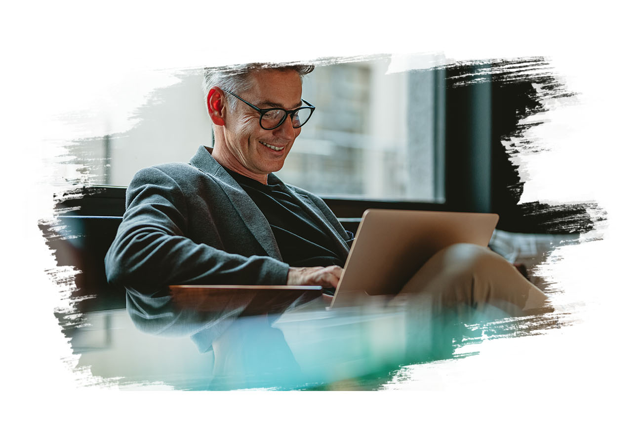 Photo d'un homme souriant au travail