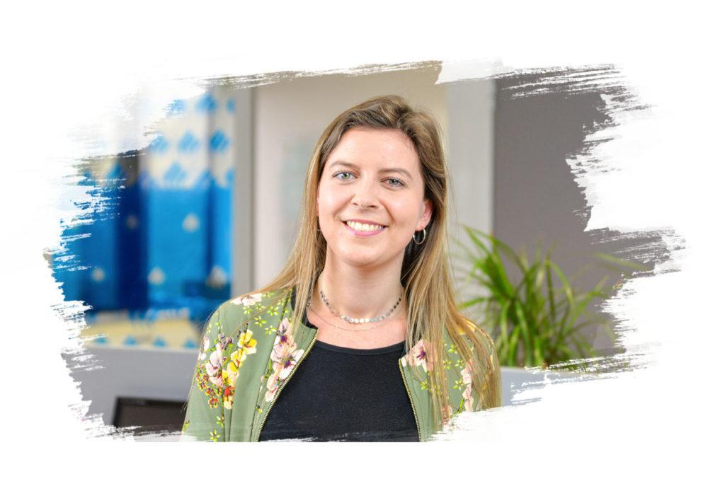 Photo d'une femme souriante